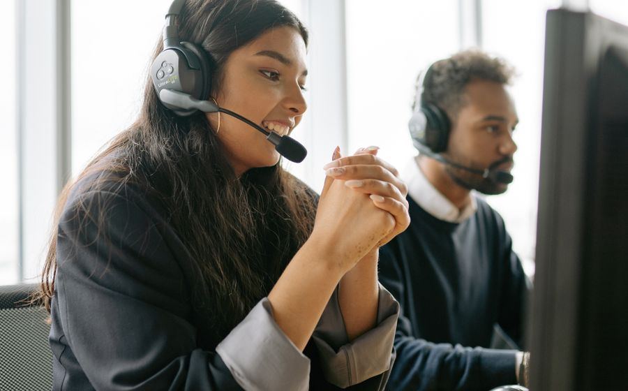 Equipo de atención a clientes con diademas