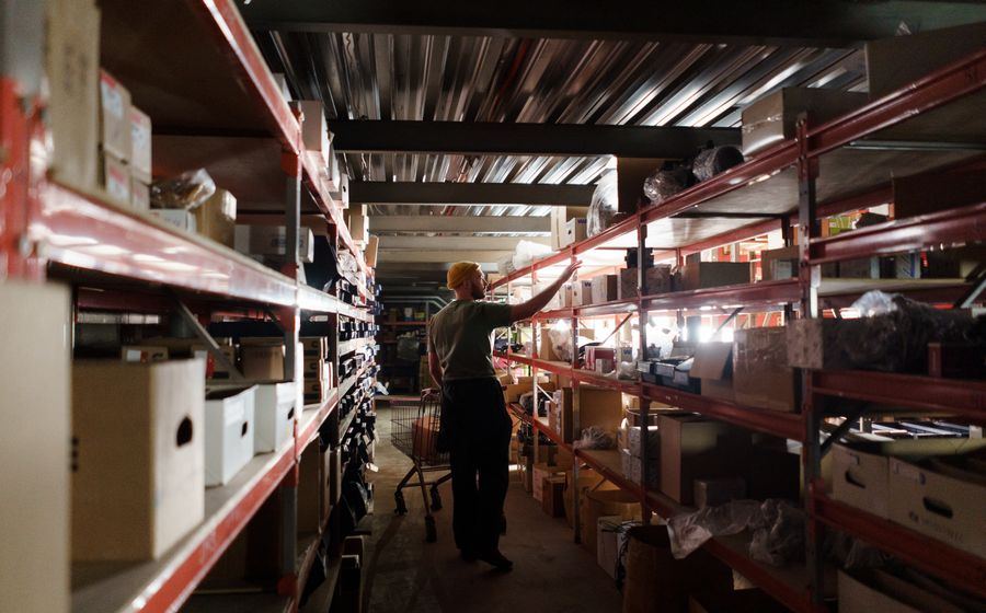 Estantería de almacén con inventario bajo contrato